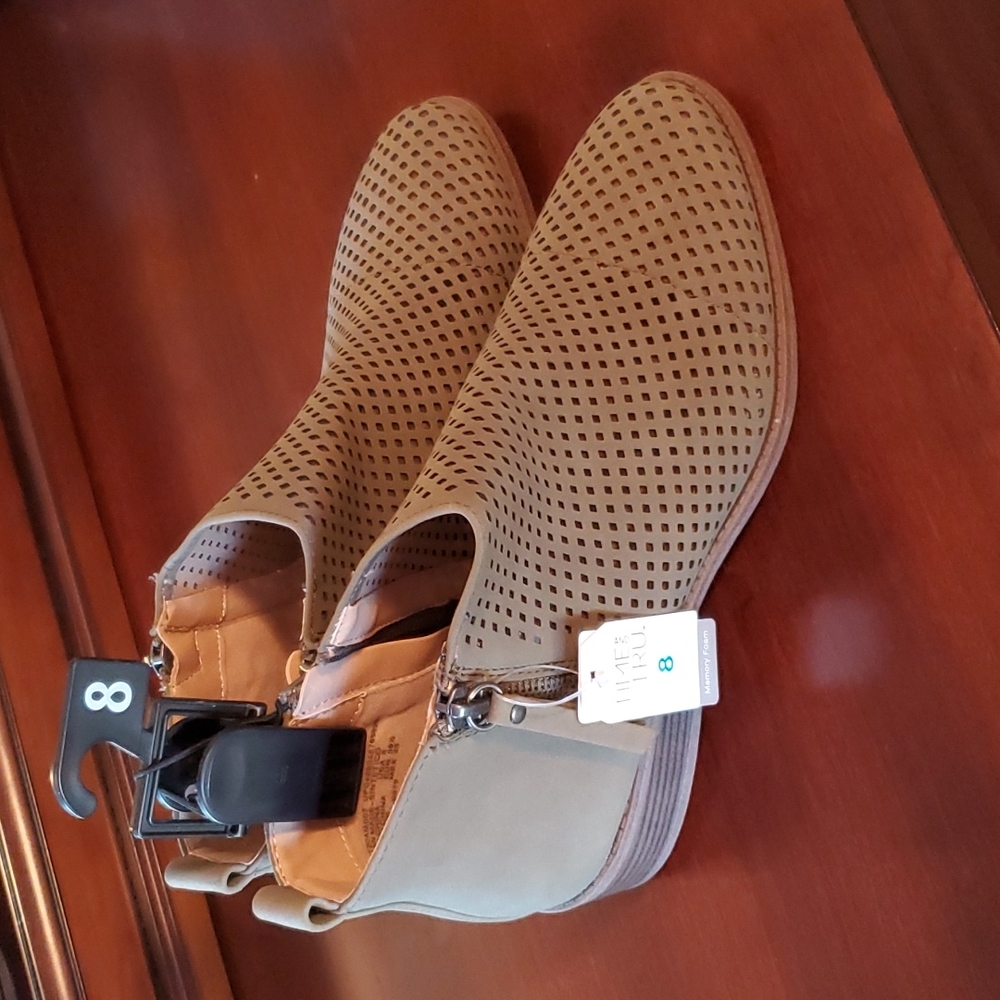 NWT Size 8 Time and Tru Booties